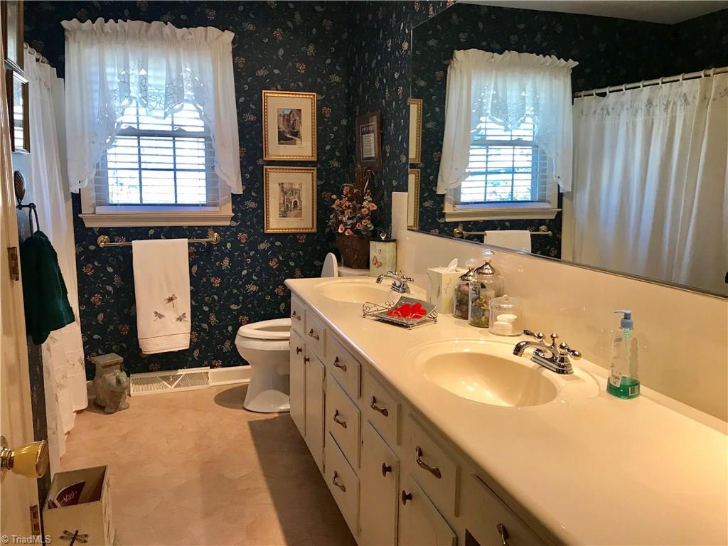 185 Waddington Road Clemmons, NC 27012 - Photo 15 of 25 Hall Bathroom