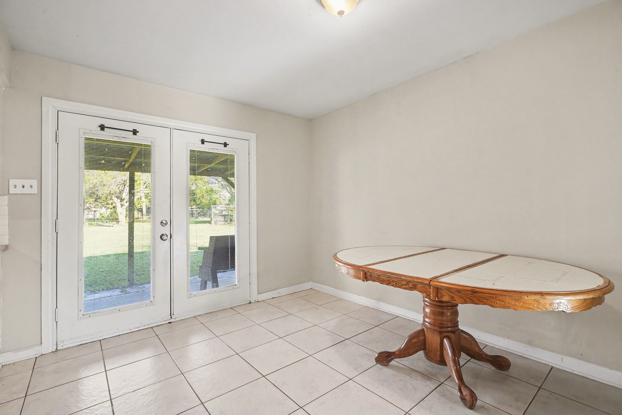 4802 Crosby Cedar Bayou Road Baytown, TX 77521 - Photo 7 of 28 a room with a desk and a chair