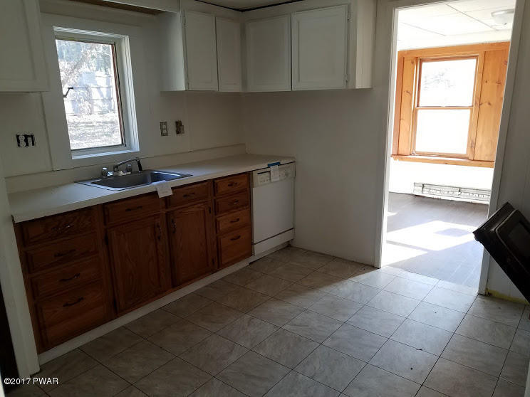 143 Hickory Road Dingmans Ferry, PA 18328 - Photo 6 of 12 Kitchen