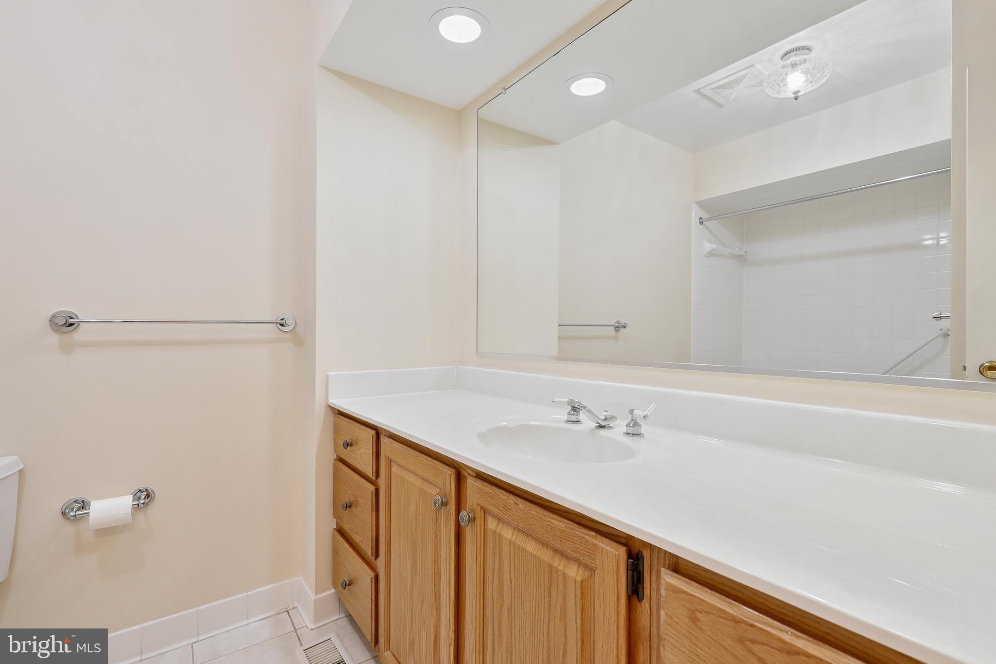 8800 Royal Ridge Lane Laurel, MD 20708 - Photo 23 of 45 1st floor full bath