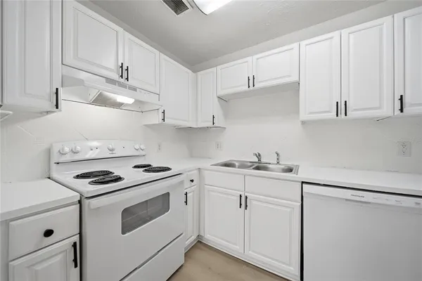 $1,600 | 13690 Orange Sunset Drive, Unit 202, Tampa, FL 33618