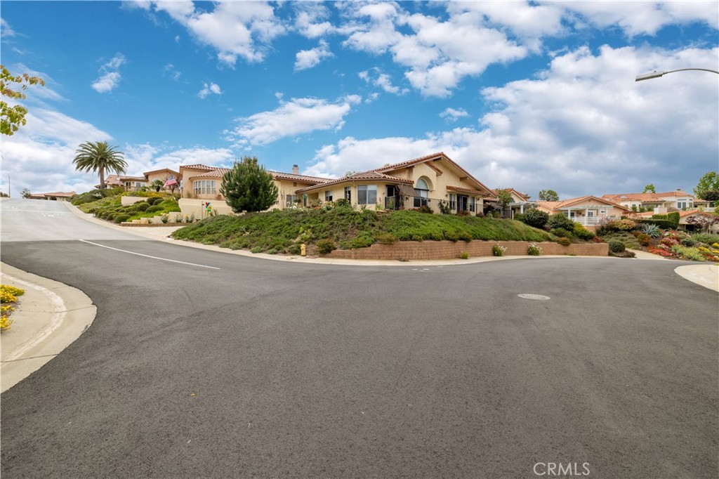 1113 Crescent Bend Fallbrook, CA 92028 - Photo 2 of 38