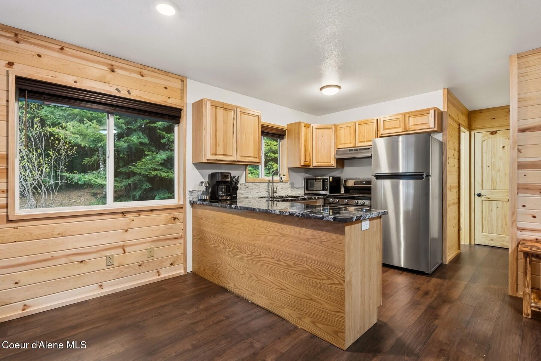 354 Fall Creek Road Naples, ID 83847 - Photo 11 of 37 Kitchen and Dining