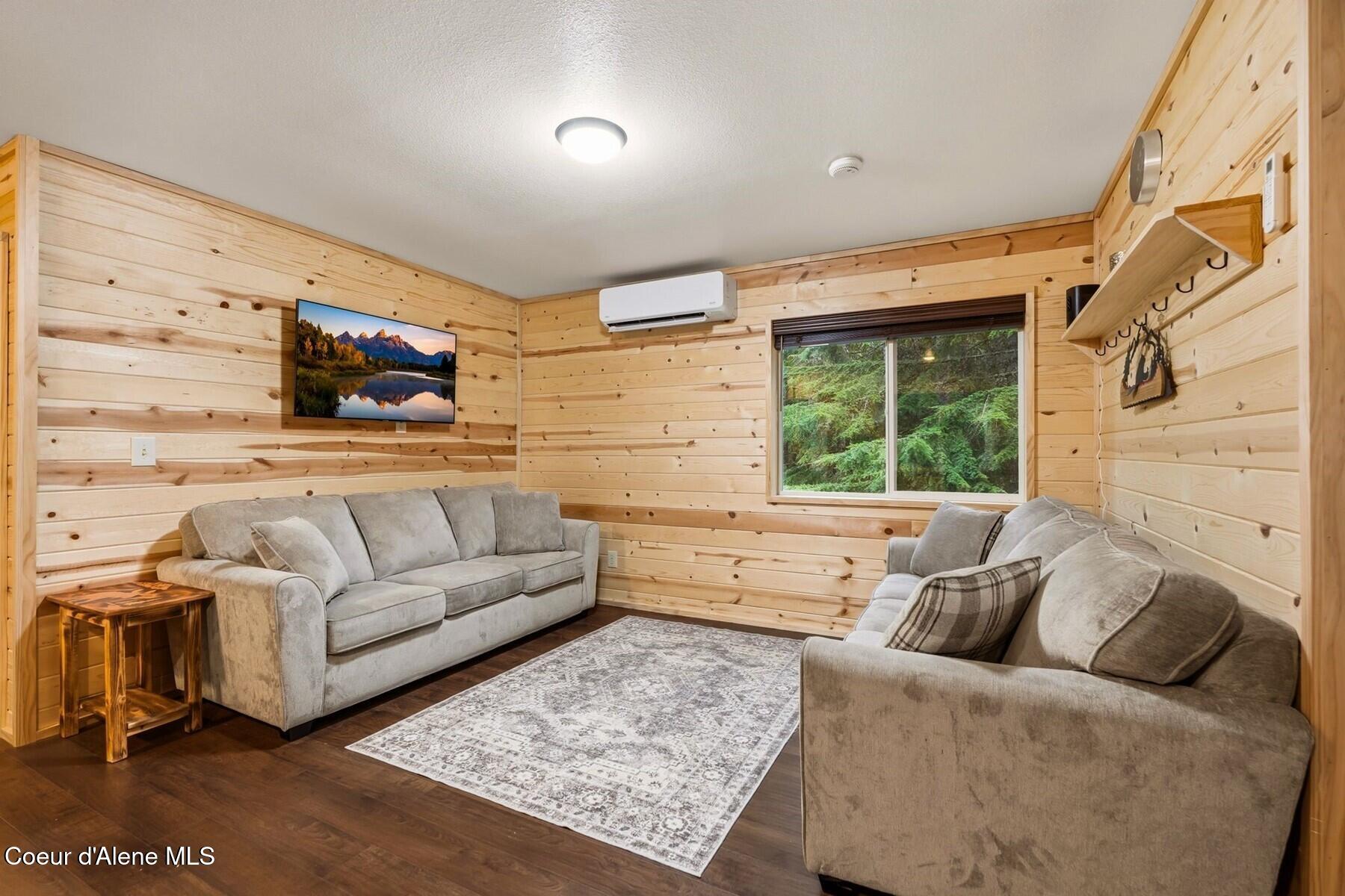 354 Fall Creek Road Naples, ID 83847 - Photo 10 of 37 Living Room