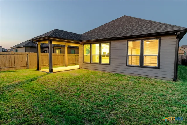 a view of a back yard