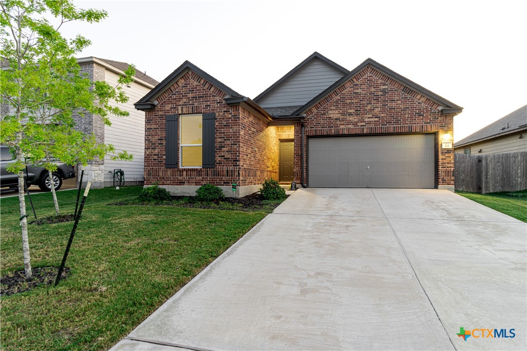 211 Summit Drive Lockhart, TX 78644 - Photo 4 of 33 a front view of house with yard and green space