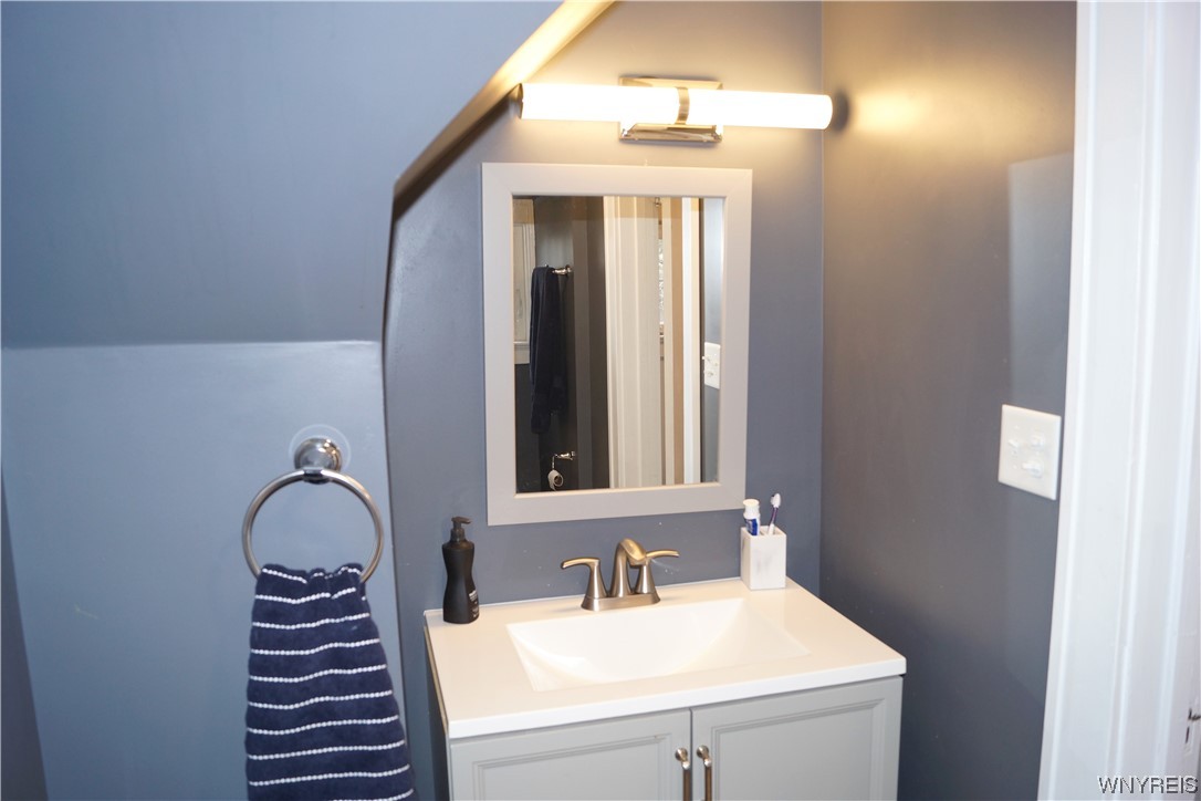 64 Radcliffe Road Buffalo, NY 14214 - Photo 27 of 33 2nd Floor Bath