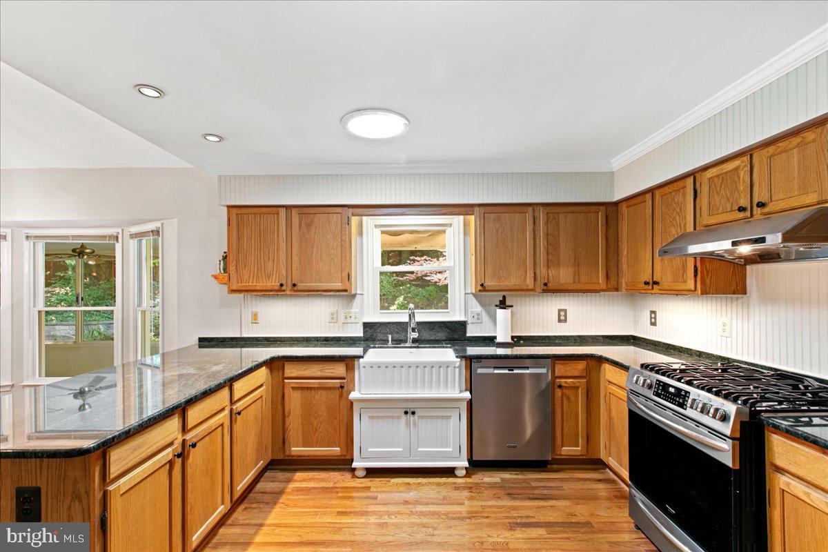 8307 Southstream Run Springfield, VA 22153 - Photo 24 of 49 a kitchen with a sink stove and cabinets