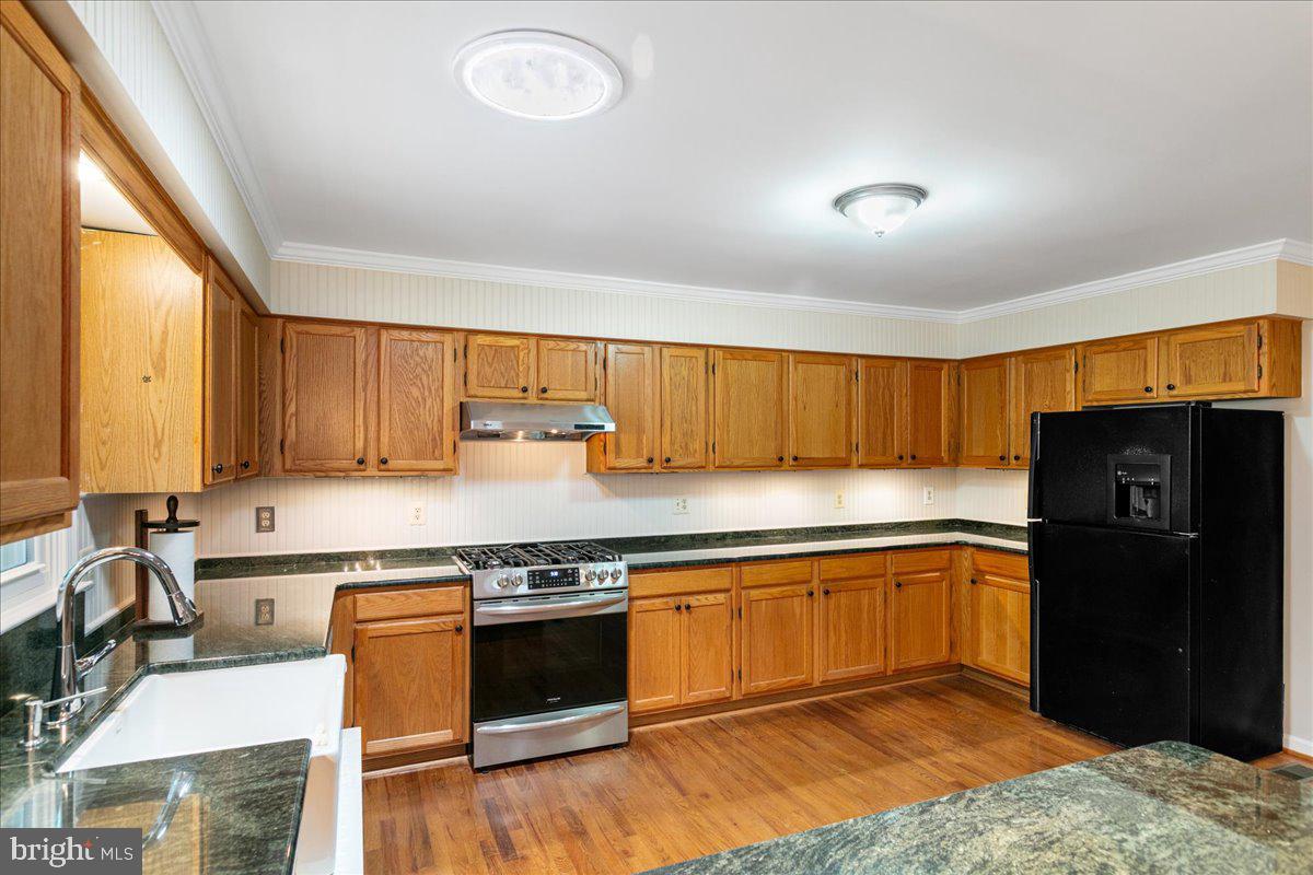 8307 Southstream Run Springfield, VA 22153 - Photo 27 of 49 a kitchen with stainless steel appliances granite countertop a stove a sink dishwasher and a refrigerator