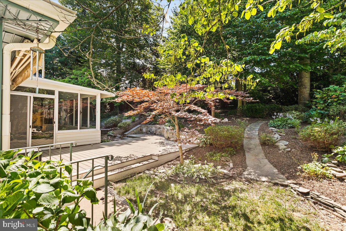 8307 Southstream Run Springfield, VA 22153 - Photo 45 of 49 a view of a house with backyard