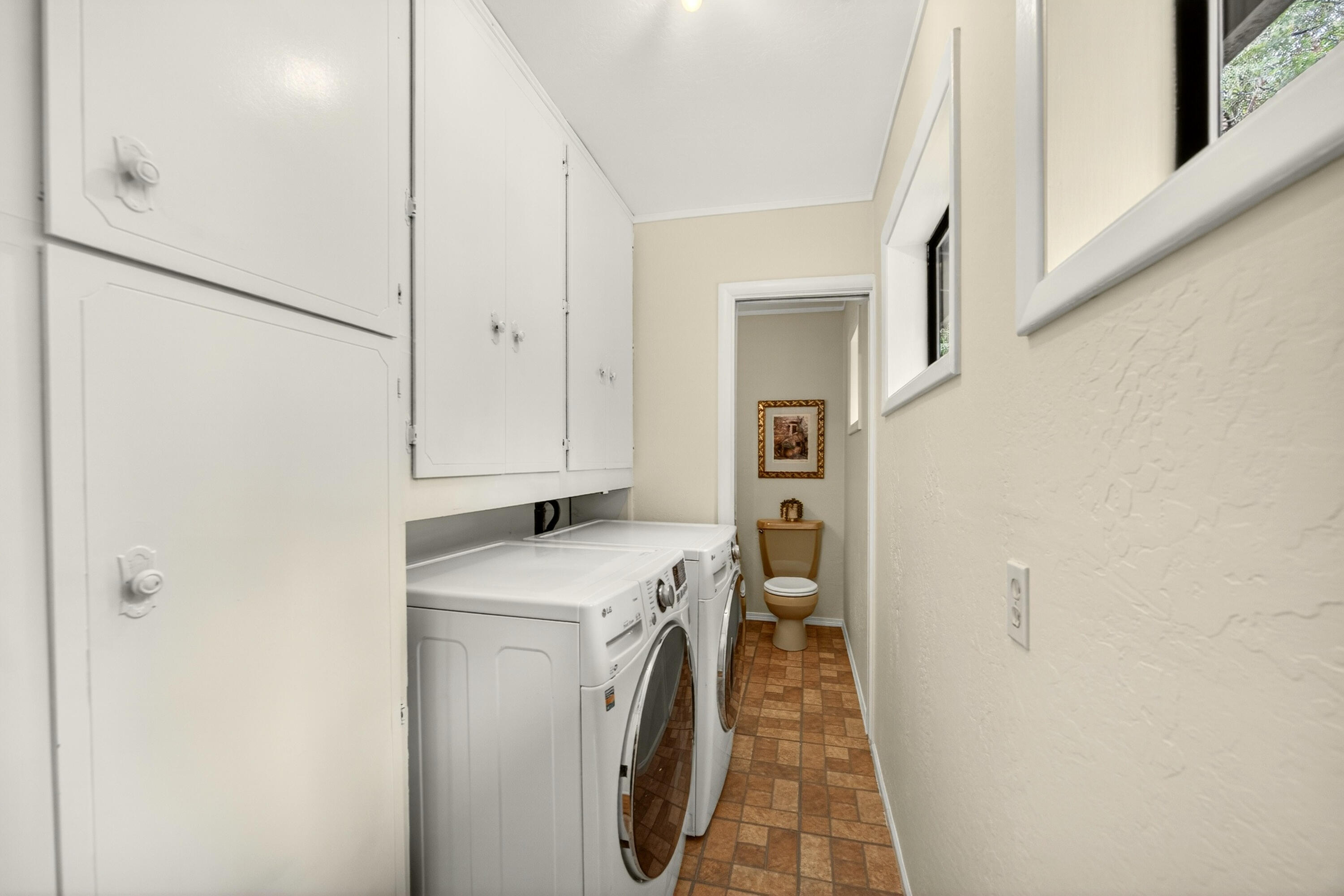 2922 Anderson Creek Road Talent, OR 97540 - Photo 16 of 37 All appliances included.