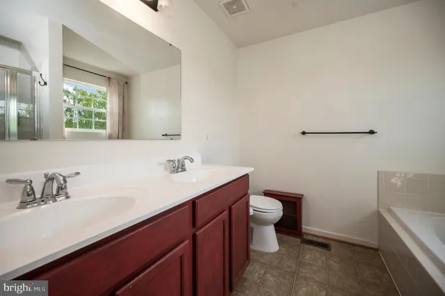 a view of empty room with ceiling fan