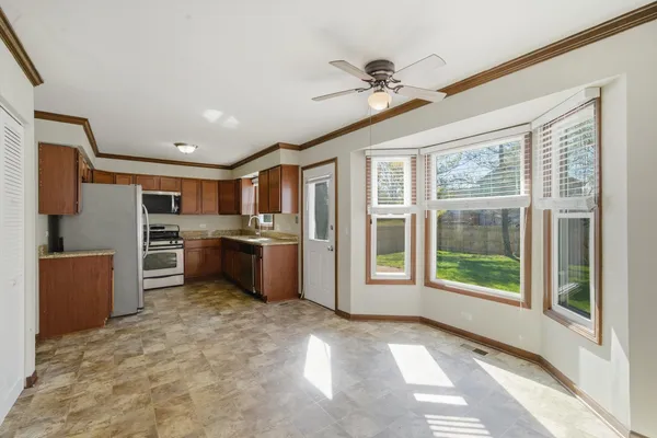 $390,000 | 1047 Waterford Cut, Crystal Lake, IL 60014