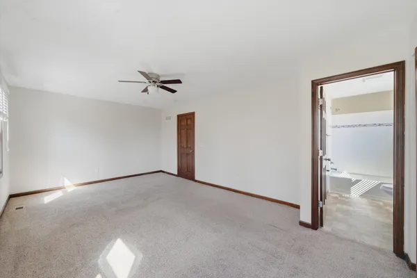 $390,000 | 1047 Waterford Cut, Crystal Lake, IL 60014