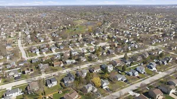 $390,000 | 1047 Waterford Cut, Crystal Lake, IL 60014