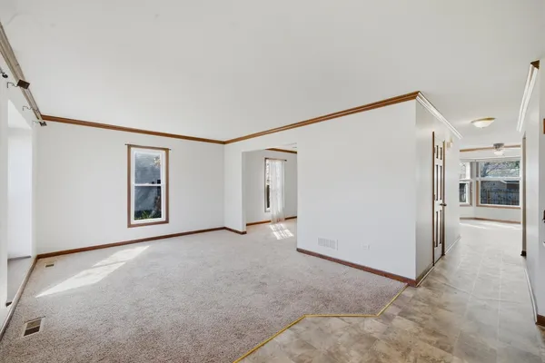 $390,000 | 1047 Waterford Cut, Crystal Lake, IL 60014