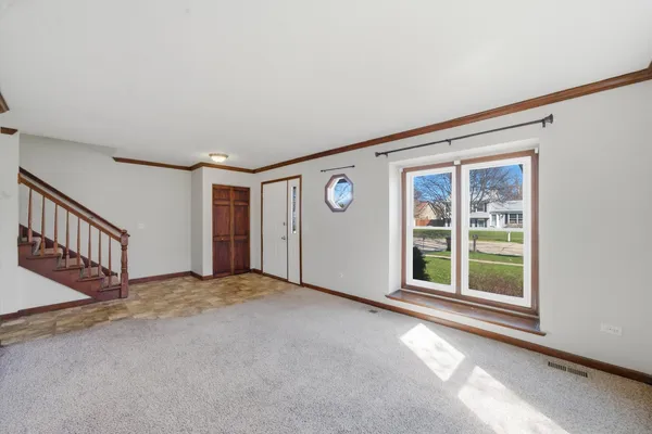 $390,000 | 1047 Waterford Cut, Crystal Lake, IL 60014