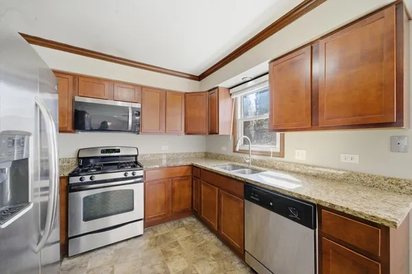 $390,000 | 1047 Waterford Cut, Crystal Lake, IL 60014