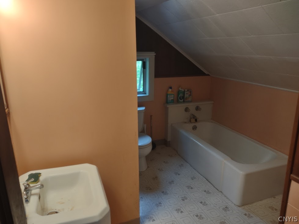 342 Belle Isle Road Geddes, NY 13209 - Photo 20 of 27 2nd floor Bathroom