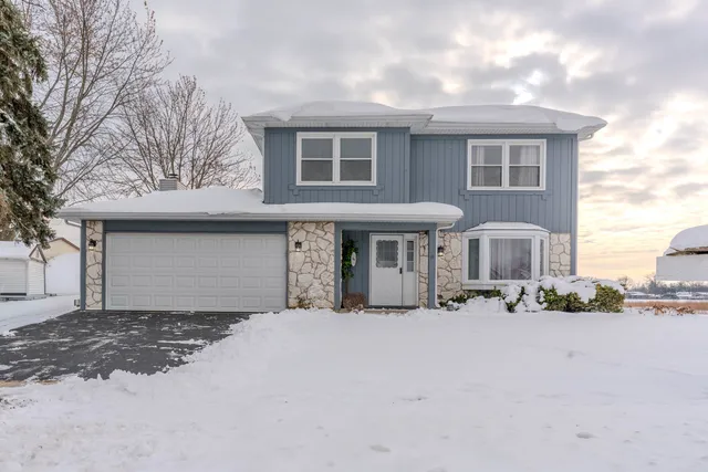 $425,000 | 601 Bluff Street, Carol Stream, IL 60188