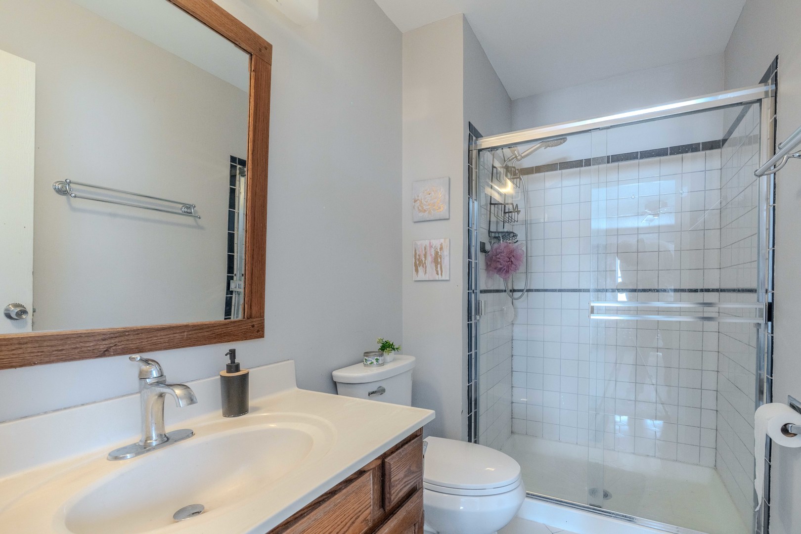 601 Bluff Street Carol Stream, IL 60188 - Photo 18 of 25 a bathroom with a sink toilet and shower