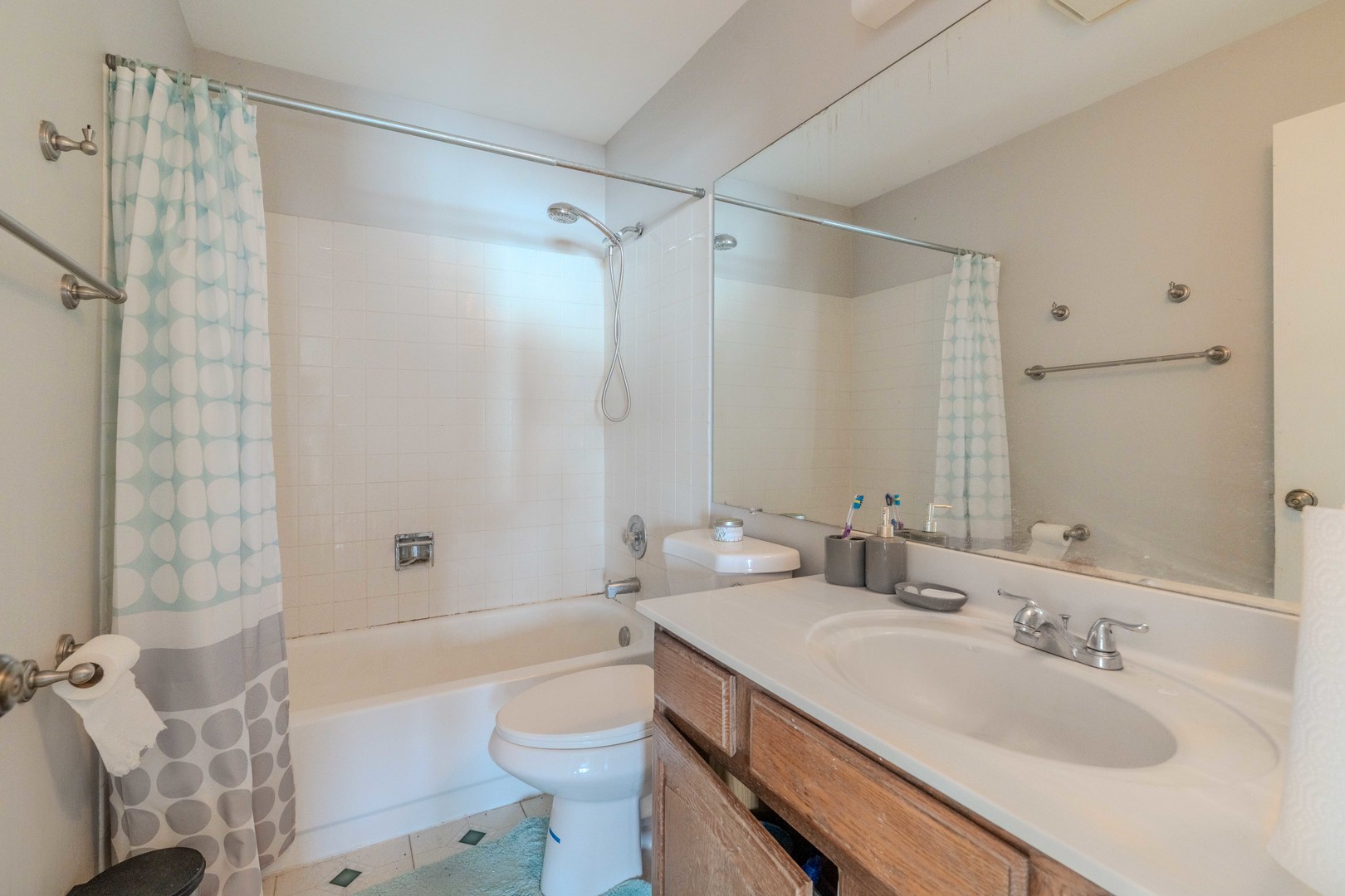 601 Bluff Street Carol Stream, IL 60188 - Photo 20 of 25 a bathroom with a sink toilet tub and shower
