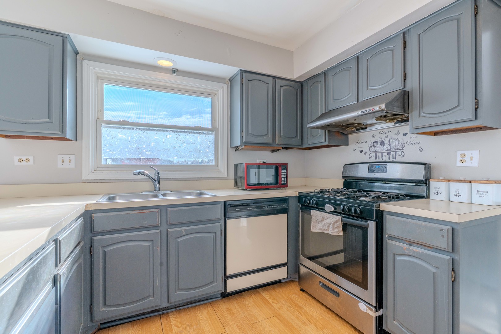 601 Bluff Street Carol Stream, IL 60188 - Photo 8 of 25 a kitchen with cabinets appliances and a sink