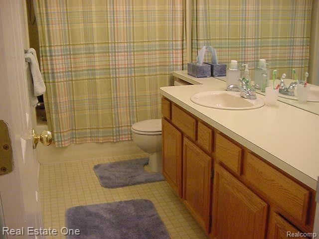 1637 Ridgecrest Rochester, MI 48306 - Photo 14 of 18 Upper Bath
