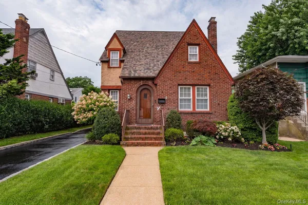$829,000 | 6 Troy Place, Merrick, NY 11566