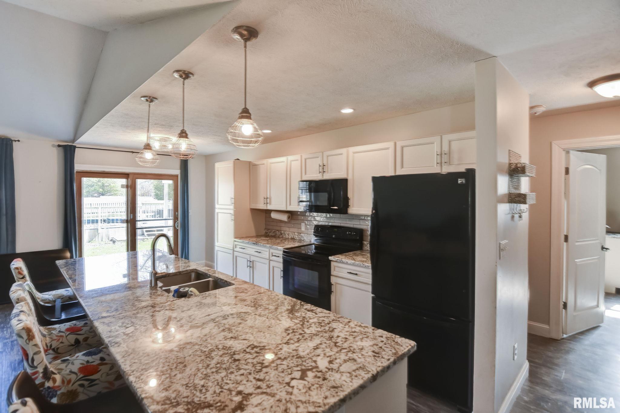 400 Park Street Rochester, IL 62563 - Photo 4 of 33