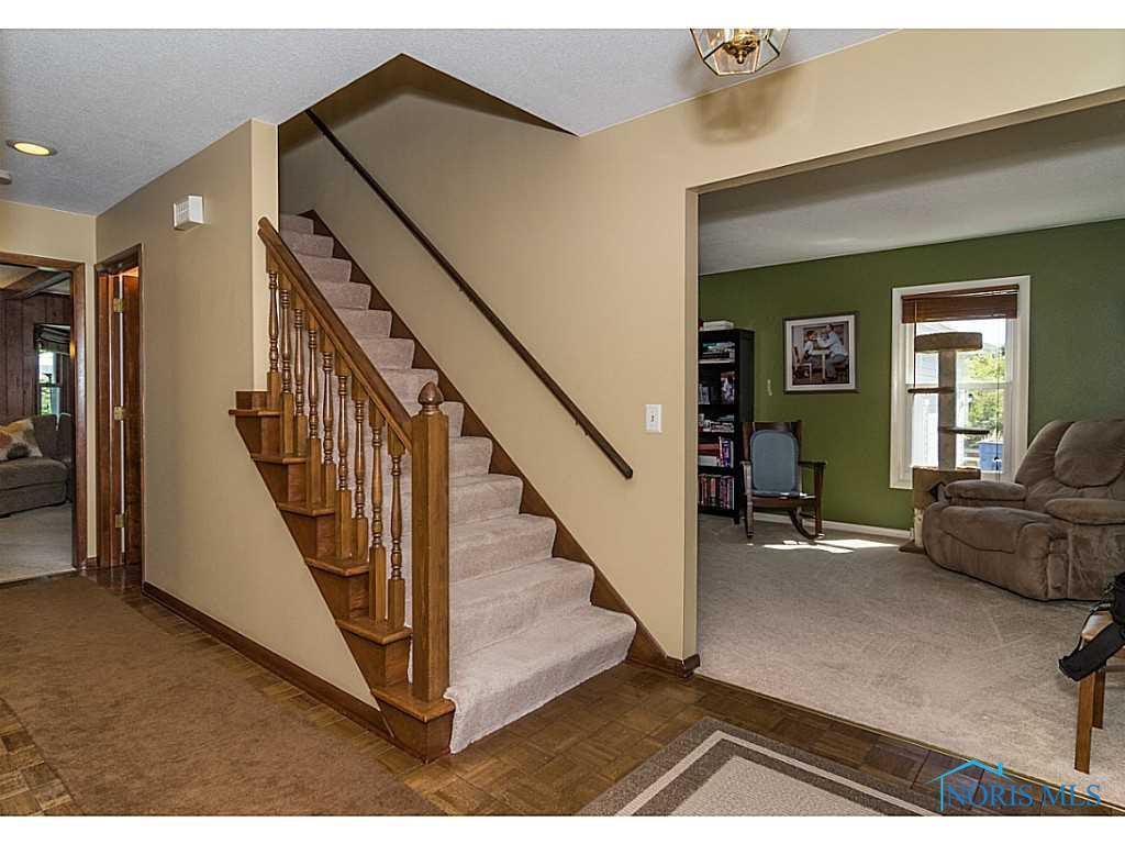 910 Mill Road Perrysburg, OH 43551 - Photo 3 of 20 Foyer.