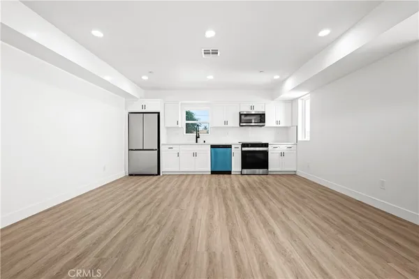 $4,275 | 6704 Kester Avenue, Van Nuys, CA 91405