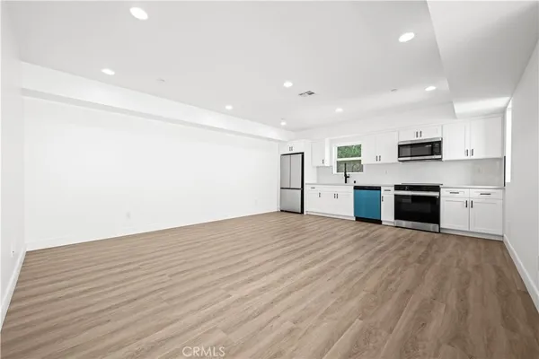 $4,275 | 6704 Kester Avenue, Van Nuys, CA 91405