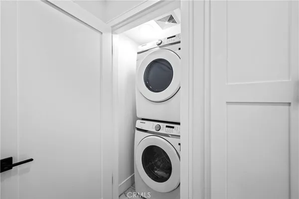 $4,275 | 6704 Kester Avenue, Van Nuys, CA 91405