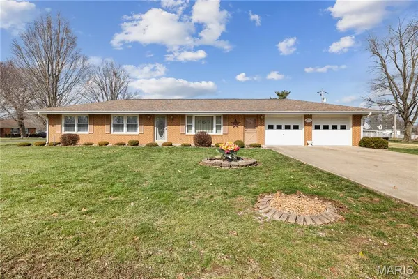 $163,100 | 19 Westwood Drive, Hillsboro, IL 62049