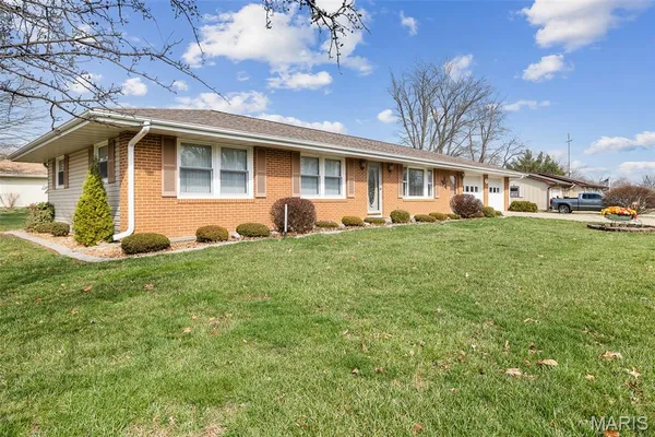 $163,100 | 19 Westwood Drive, Hillsboro, IL 62049