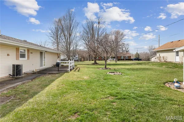 $163,100 | 19 Westwood Drive, Hillsboro, IL 62049