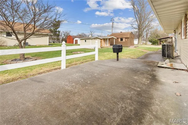 $163,100 | 19 Westwood Drive, Hillsboro, IL 62049