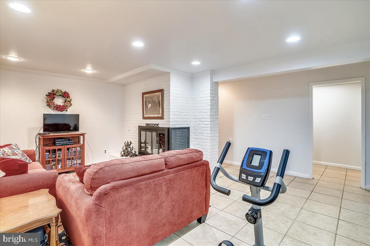 18901 Muncaster Road Derwood, MD 20855 - Photo 39 of 58 Large Family Room