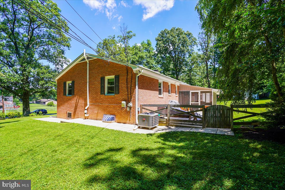 18901 Muncaster Road Derwood, MD 20855 - Photo 8 of 58 Side of home