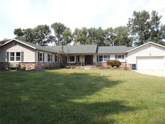 $640,000 | 4 Willow Cir Drive, Greenville, IL 62246