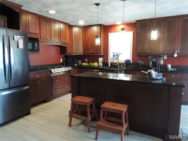 $640,000 | 4 Willow Cir Drive, Greenville, IL 62246