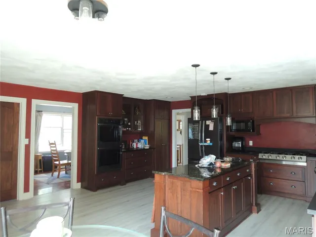 $640,000 | 4 Willow Cir Drive, Greenville, IL 62246