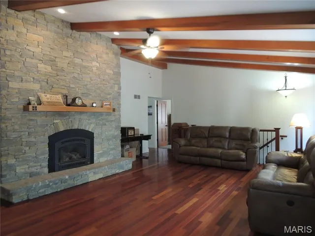 $640,000 | 4 Willow Cir Drive, Greenville, IL 62246