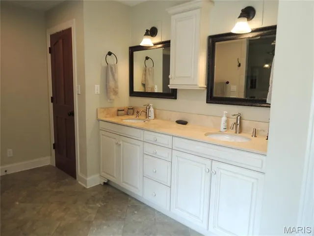 $640,000 | 4 Willow Cir Drive, Greenville, IL 62246