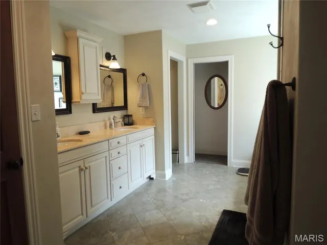 $640,000 | 4 Willow Cir Drive, Greenville, IL 62246