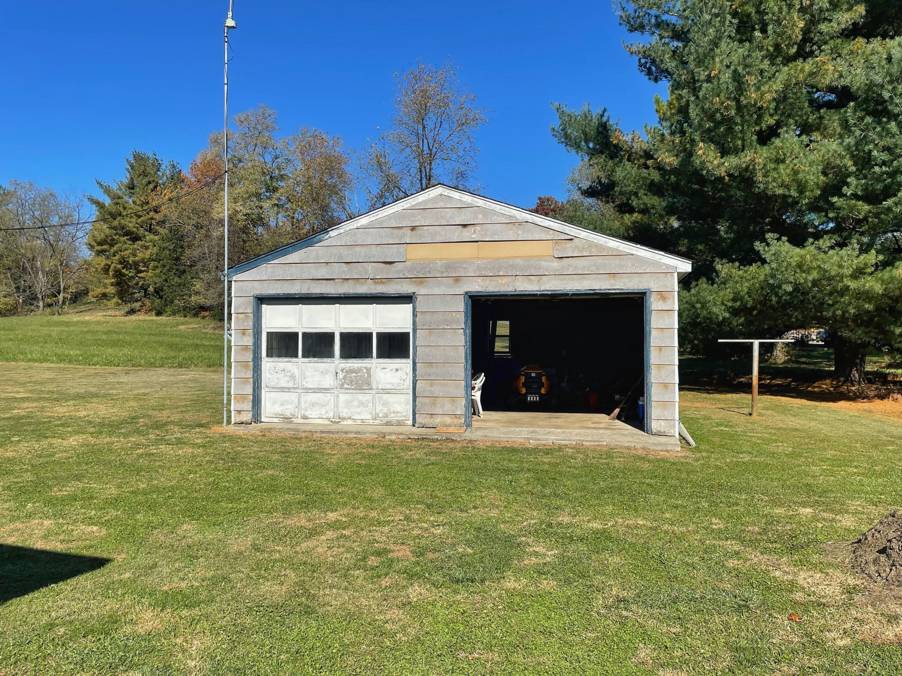 3142 Read Mountain Road Roanoke, VA 24019 - Photo 2 of 2 Detached Garage