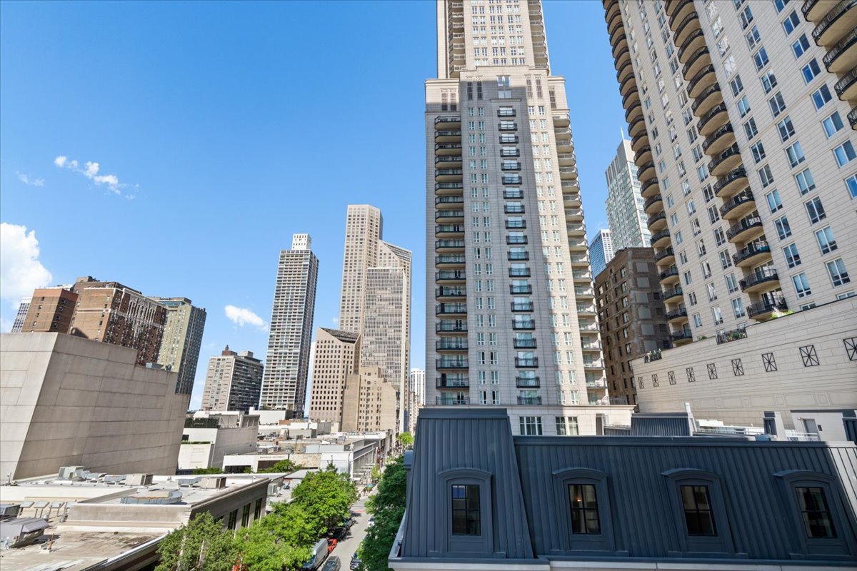 9 West Walton Street, Unit 702 Chicago, IL 60610 - Photo 37 of 38 a view of buildings