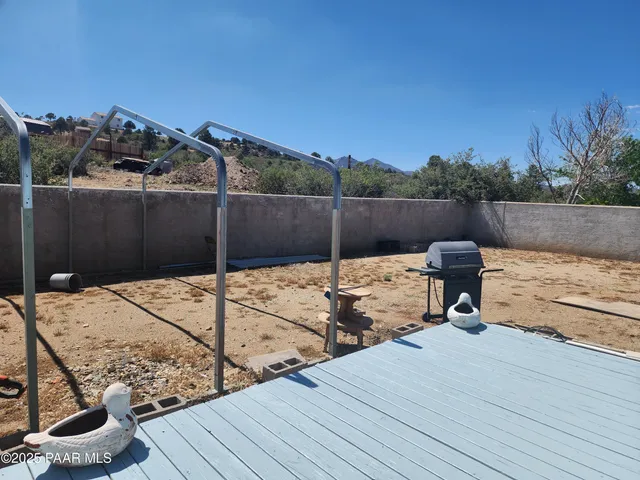 a view of a backyard