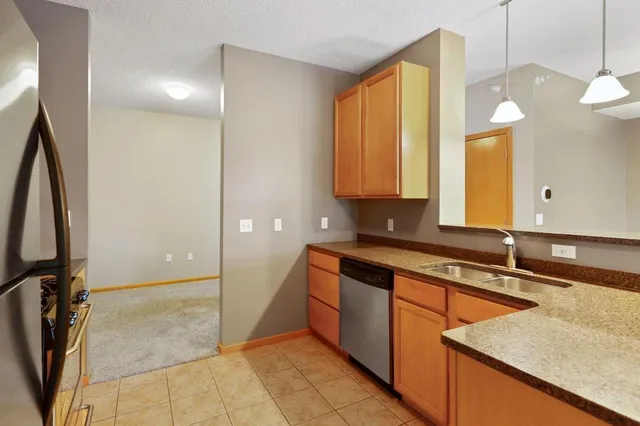 $1,695 | 2565 Franklin Avenue, Unit 213, St. Paul, MN 55114